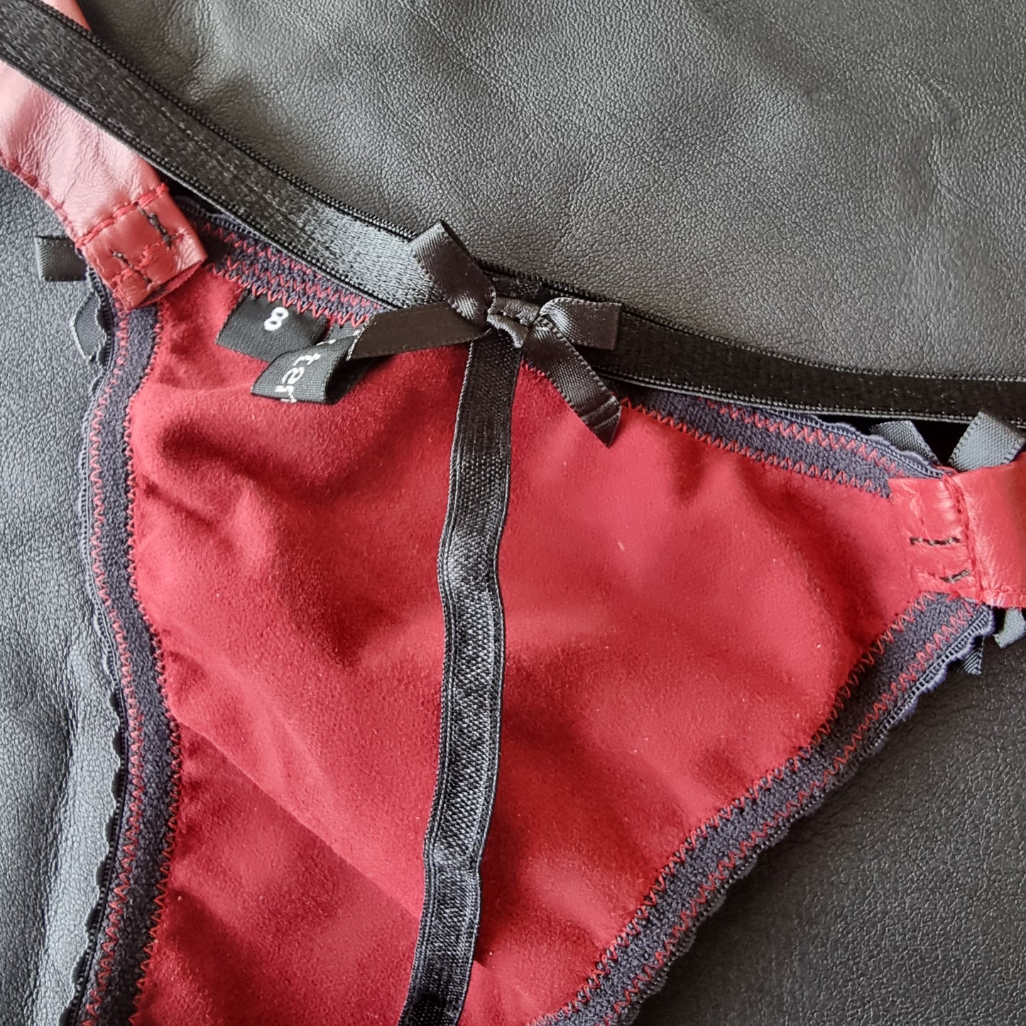 Kiss Kiss String Ruby Red size 8