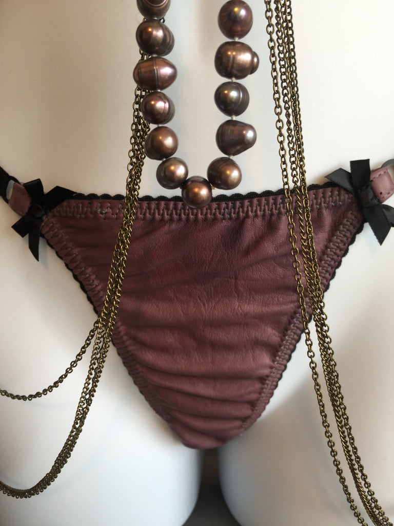 Leather Kiss Kiss G-string briefs for women in black, with bow accents

