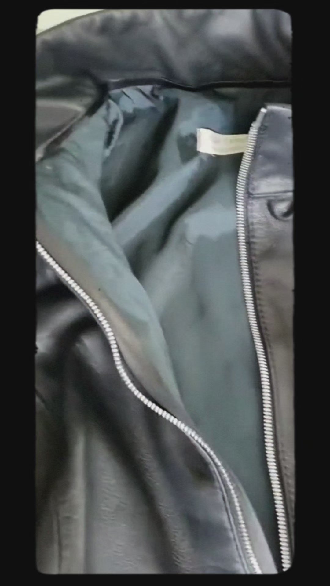 あつらえの黒い革のキャットスーツ。 私達のCatsuitの革は最も柔らかく