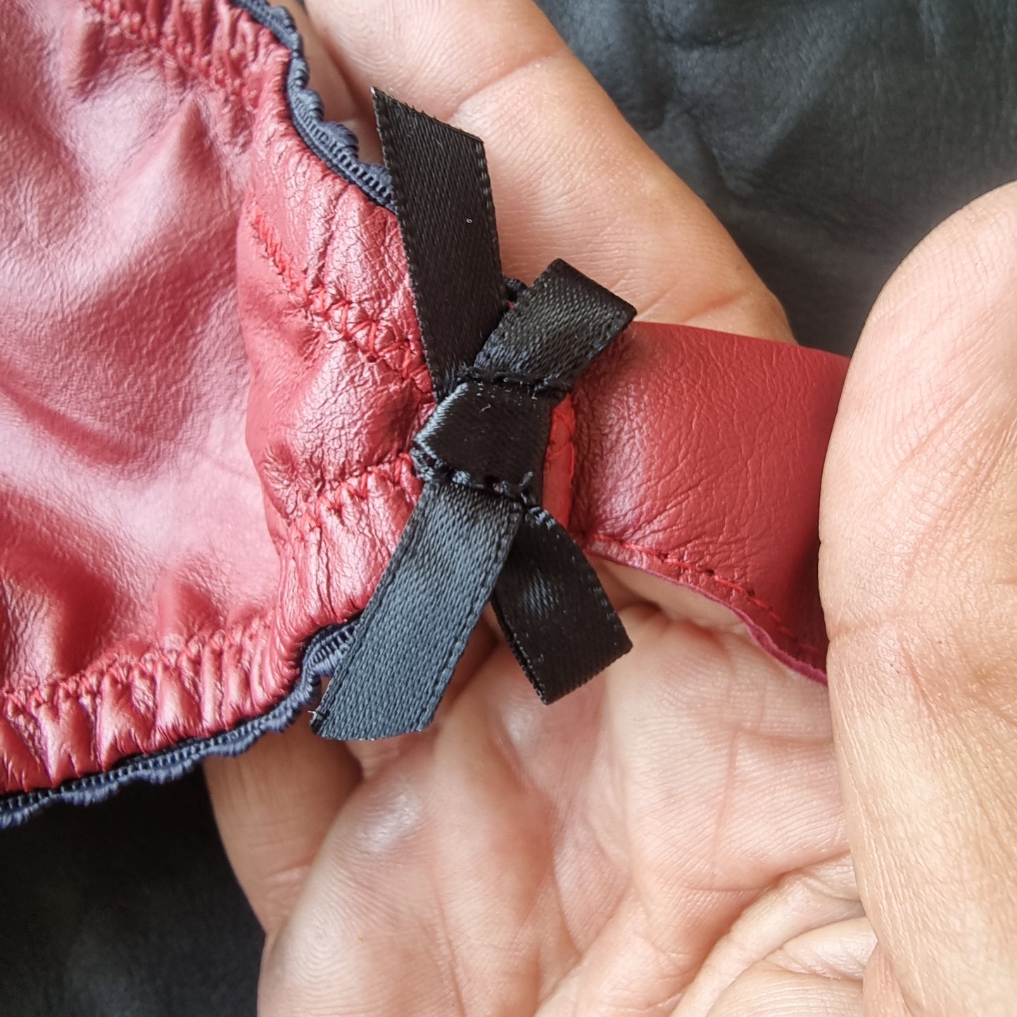 Kiss Kiss String Ruby Red size 8