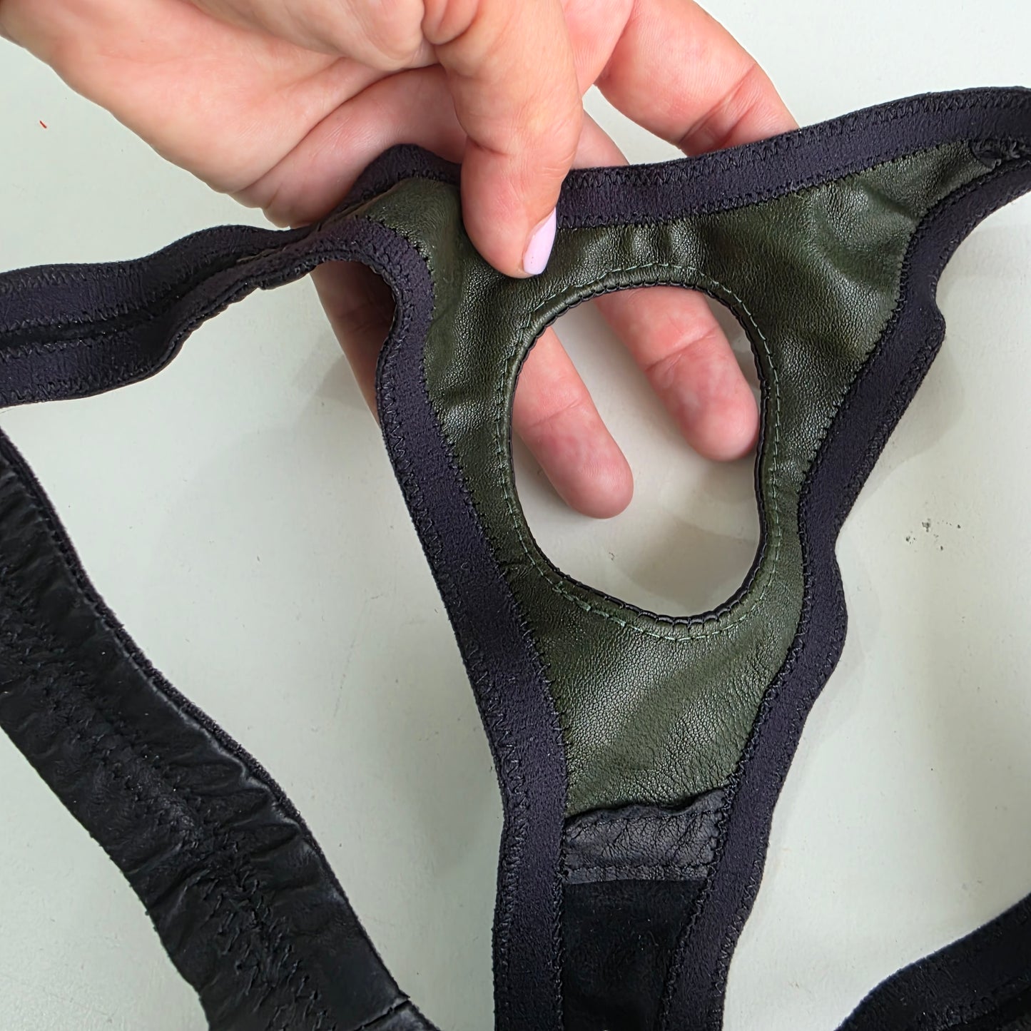 Men's Leather Lined Squeeze Thong Pristine size 30 black/olive 6cm