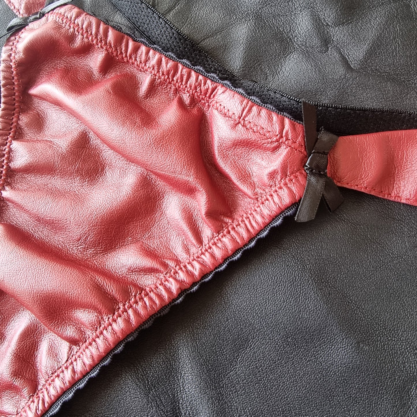 Kiss Kiss String Ruby Red size 8