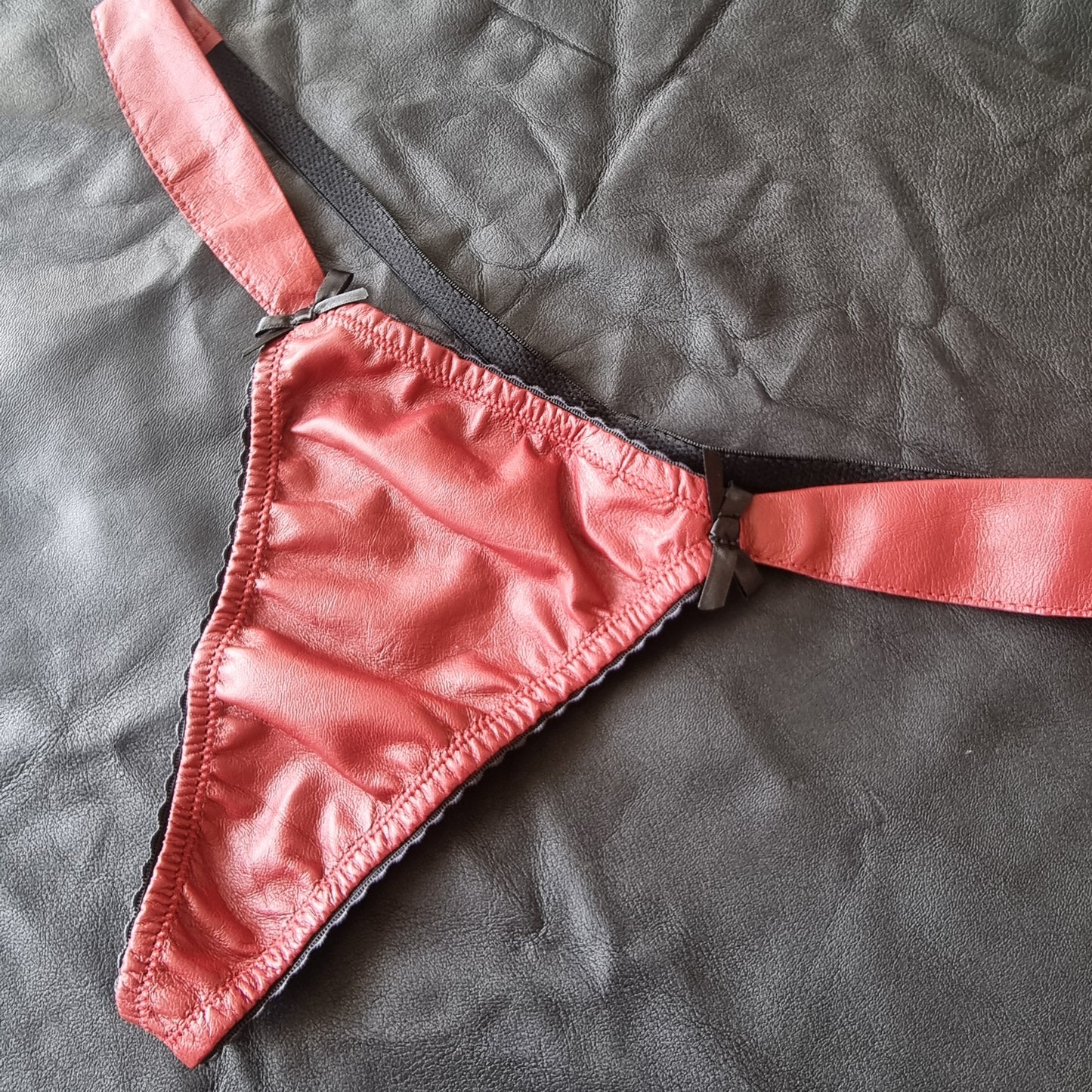 Kiss Kiss String Ruby Red size 8